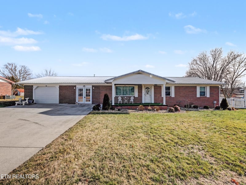 232 Farris Cir, Lafollette, TN 37766