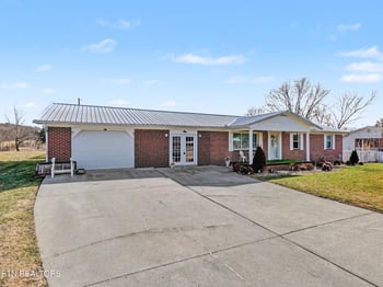 232 Farris Cir, Lafollette, TN 37766