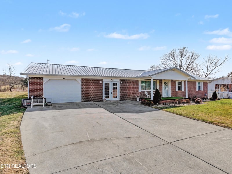 232 Farris Cir, Lafollette, TN 37766