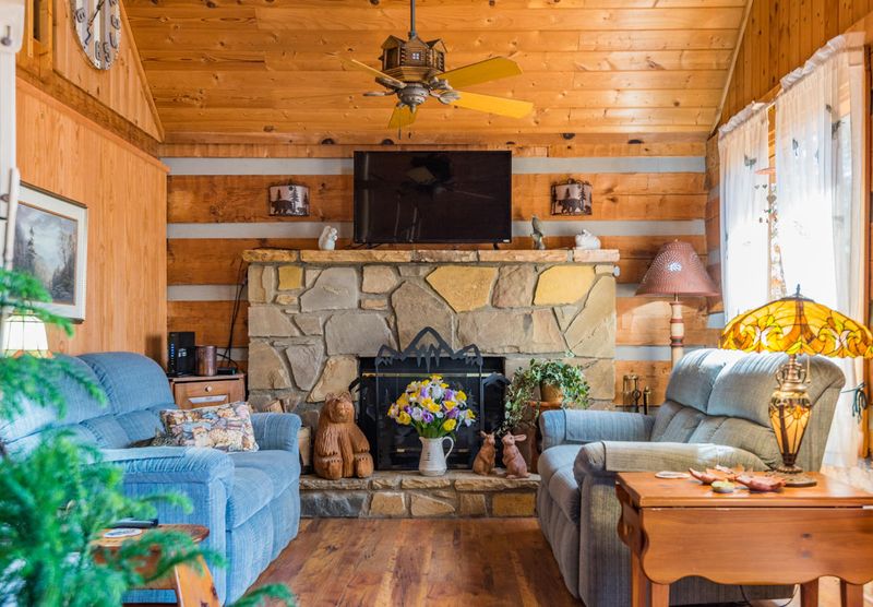 2320 Misty Ln, Sevierville, TN 37876