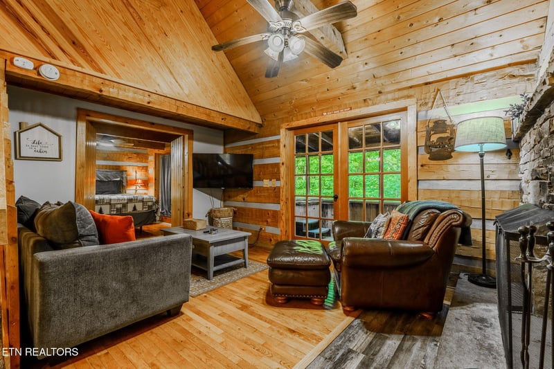 2323 Summer Ln, Sevierville, TN 37876