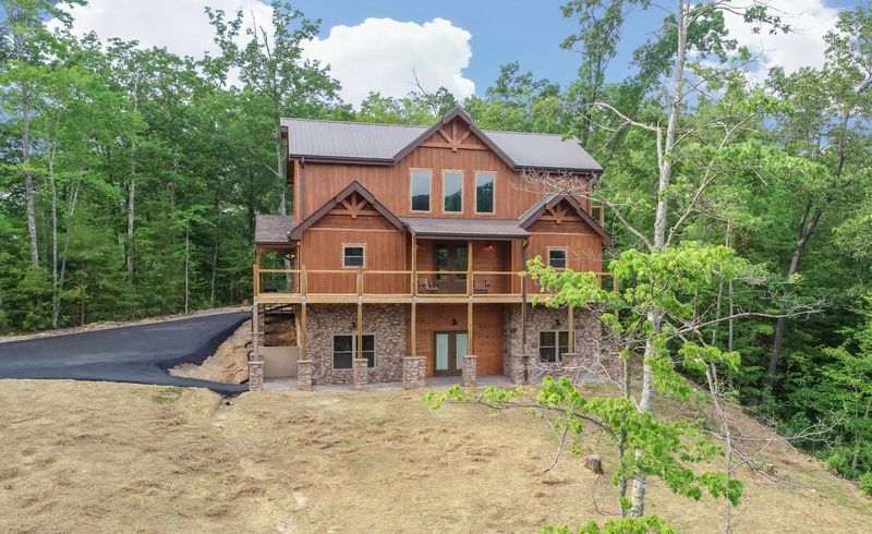 2325 Coopers Hawk Way, Sevierville, TN 37862