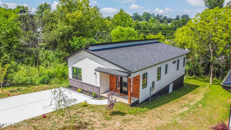 2325 Rock Gardens Dr, Sevierville, TN 37876