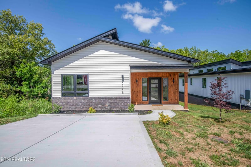 2325 Rock Gardens Dr, Sevierville, TN 37876