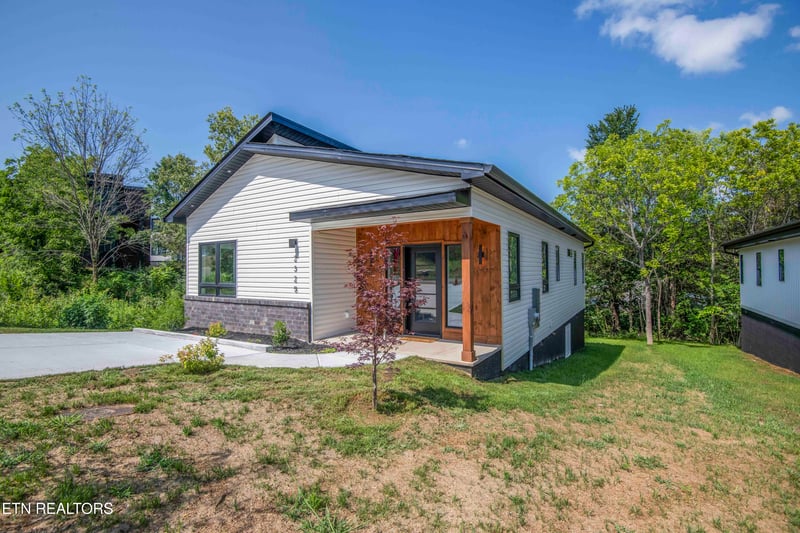 2325 Rock Gardens Dr, Sevierville, TN 37876