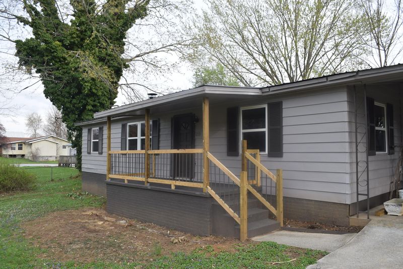 233 Highland Dr, Jacksboro, TN 37757