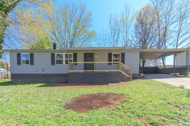 233 Highland Dr, Jacksboro, TN 37757
