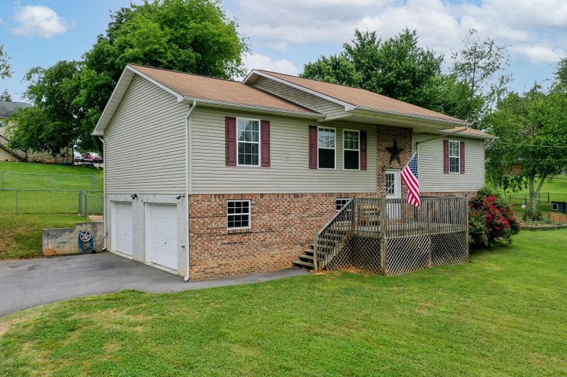 233 Huntington Ln, Kodak, TN 37764