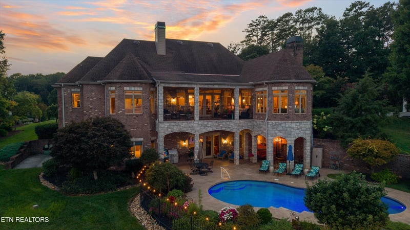 233 Lake Crest Dr, Lenoir City, TN 37772