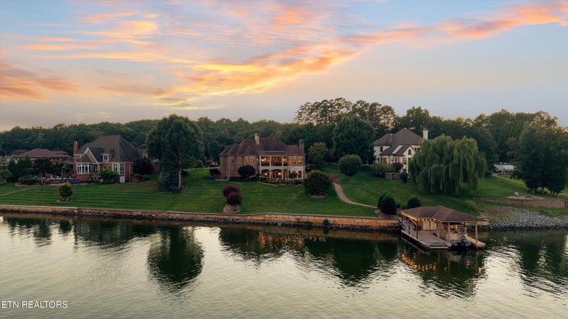 233 Lake Crest Dr, Lenoir City, TN 37772