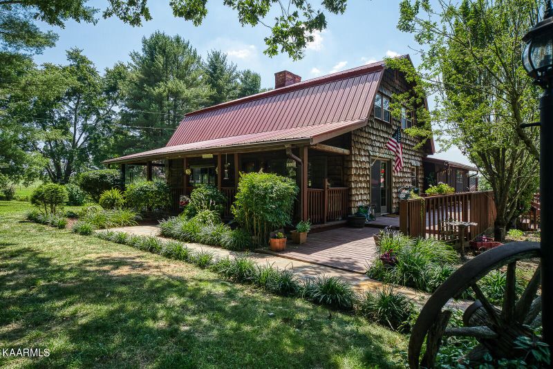 233 Mountain View Ln, Crossville, TN 38572