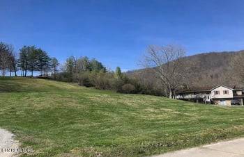 233 Smith Oaks Ln, Jacksboro, TN 37757