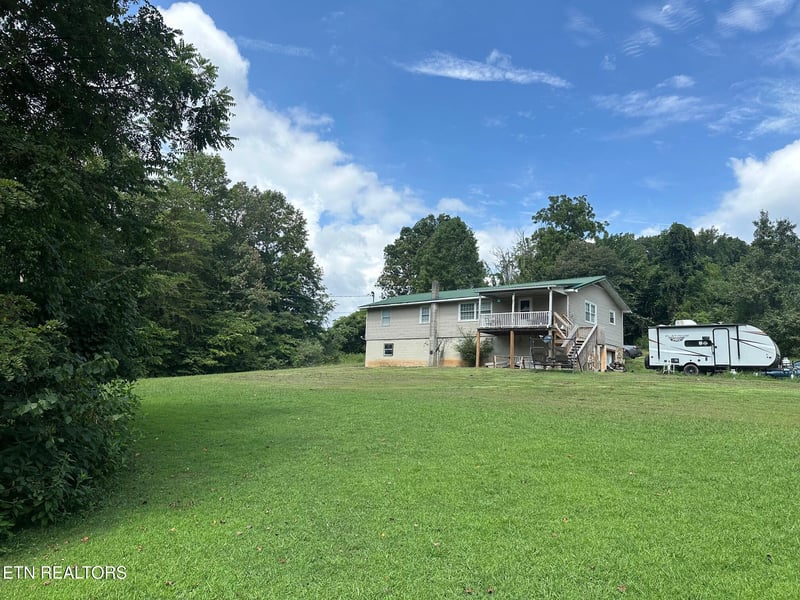 233 Watkins Ln, Jacksboro, TN 37757