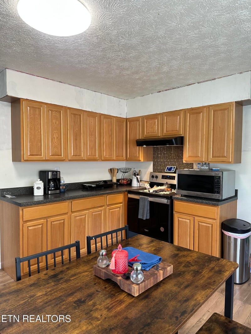 233 Watkins Ln, Jacksboro, TN 37757