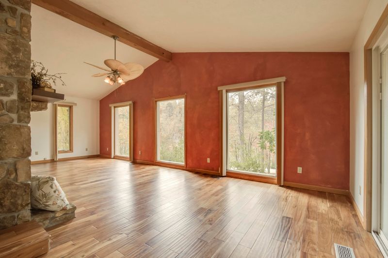 234 N Circle Dr, Caryville, TN 37714