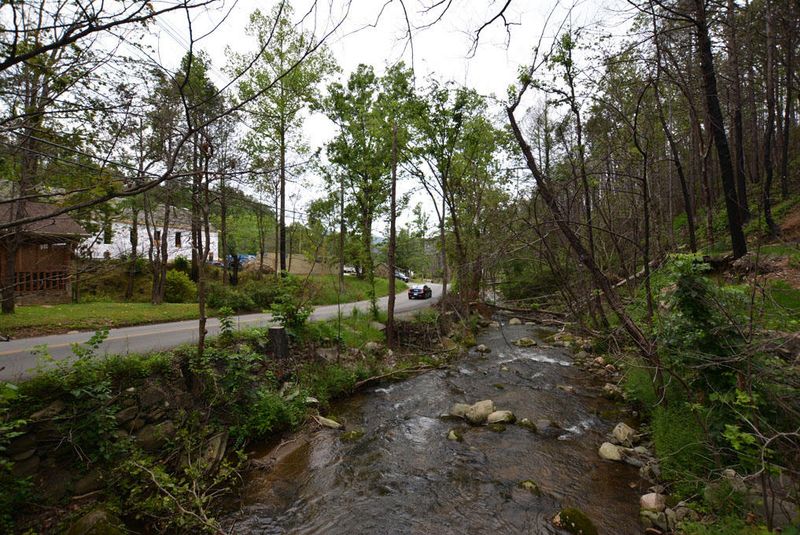 235 Roaring Fork Rd, Gatlinburg, TN 37738