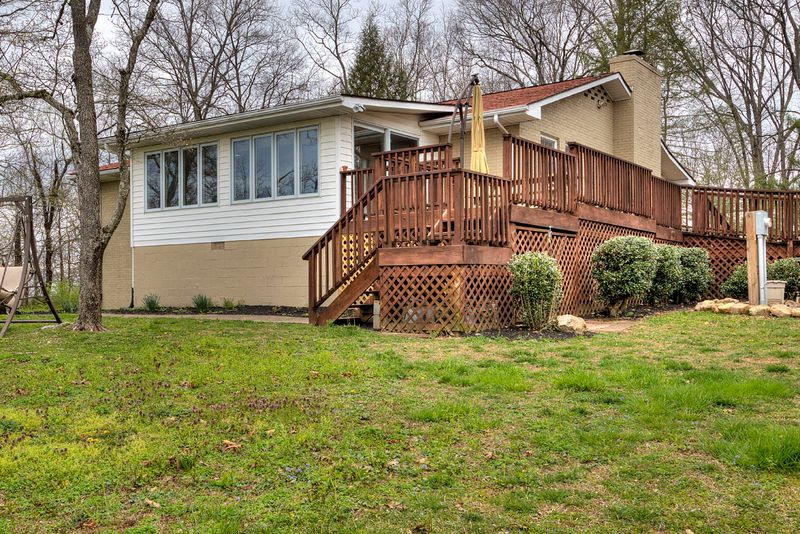 236 Dunsmore Rd, Lenoir City, TN 37771
