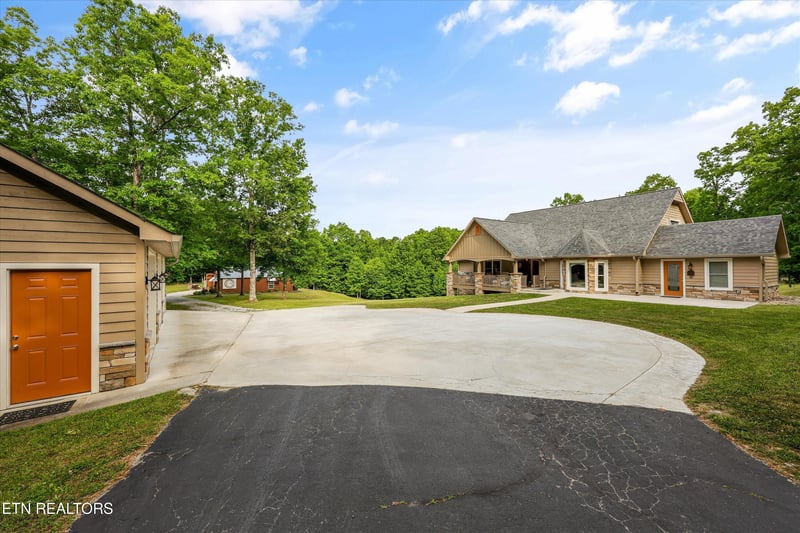2366 Mayland Rd, Crossville, TN 38571