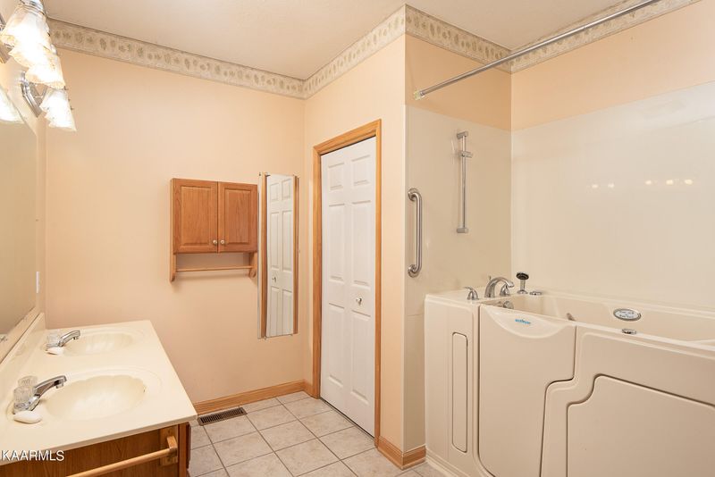 237 Foxfire Ln, Kingston, TN 37763