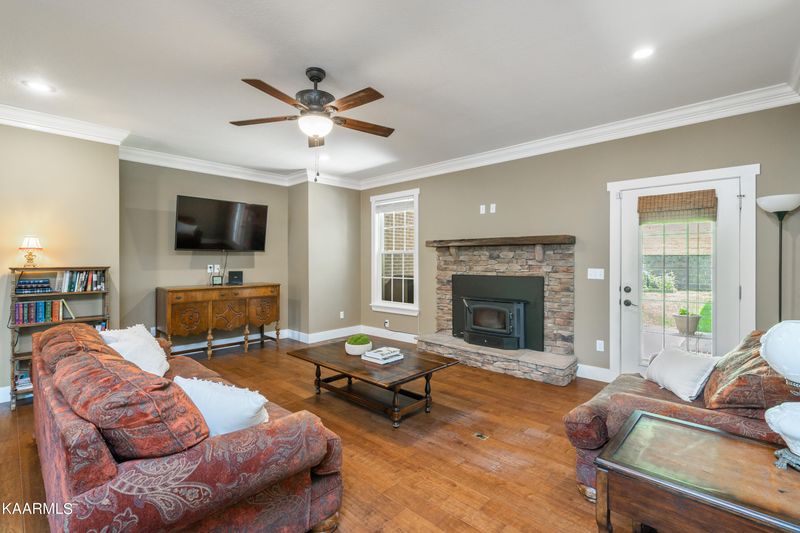 238 Andorra Ln, Clinton, TN 37716