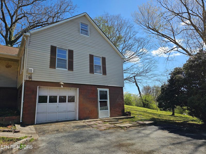 238 Harding Rd, Harriman, TN 37748