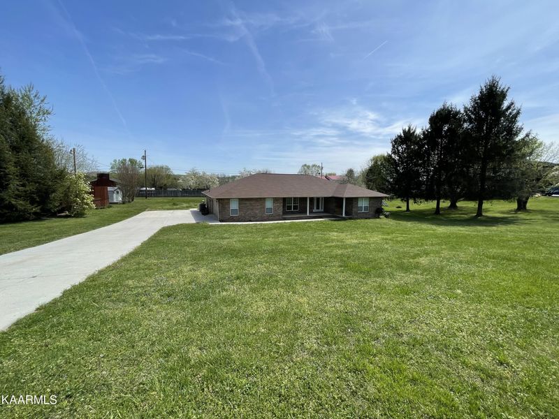 239 Hickory Ln, Jacksboro, TN 37757