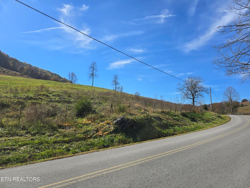2391 Hogskin Rd, Washburn, TN 37888