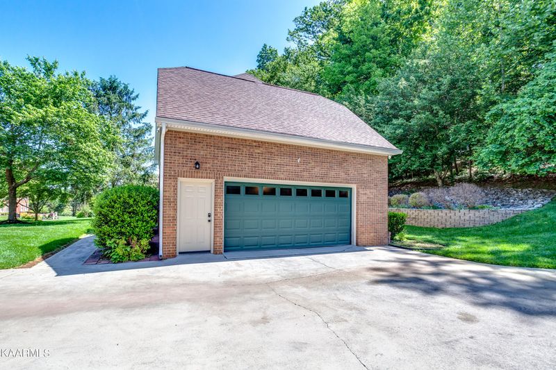 24 Riverside Dr, Oak Ridge, TN 37830