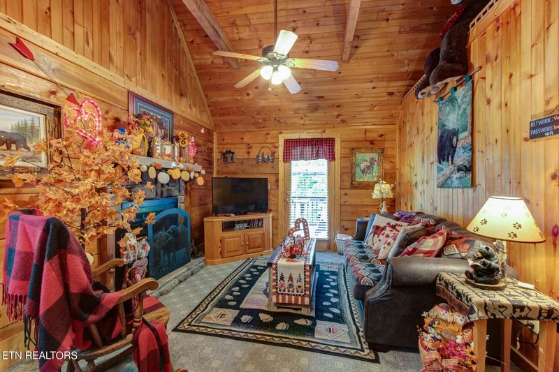 2402 E E View Dr, Sevierville, TN 37876