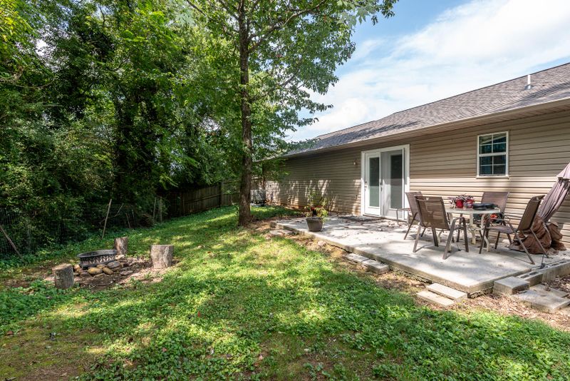 2402 Quantico Dr, Maryville, TN 37804