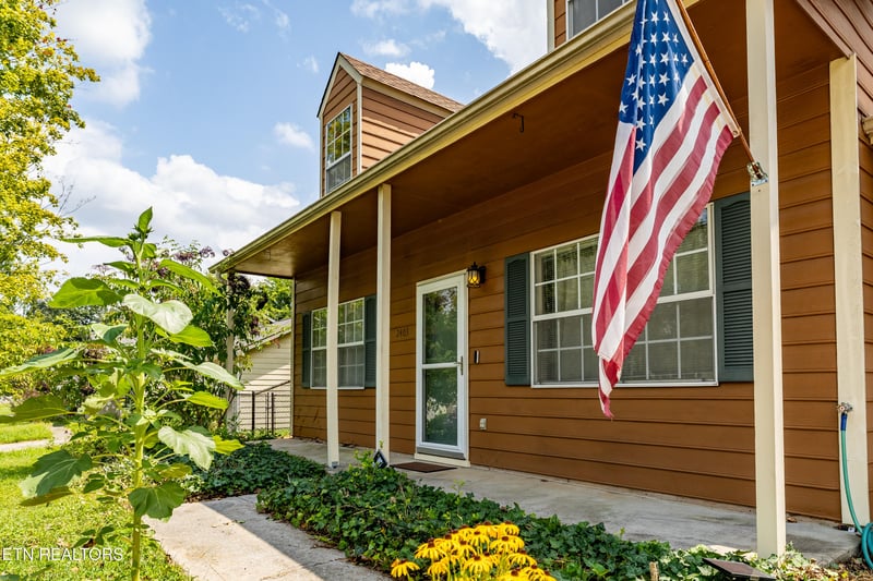 2403 Crestpark Rd, Knoxville, TN 37912