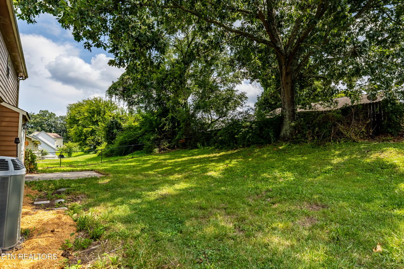 2403 Crestpark Rd, Knoxville, TN 37912