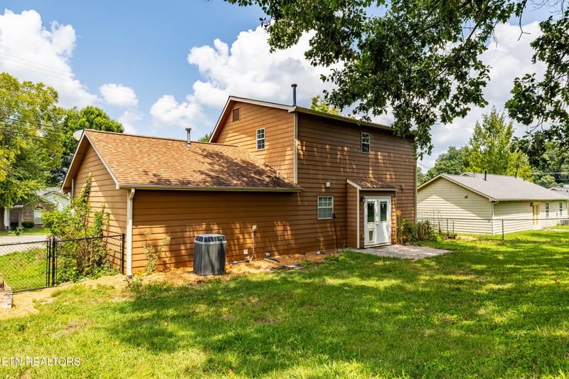 2403 Crestpark Rd, Knoxville, TN 37912