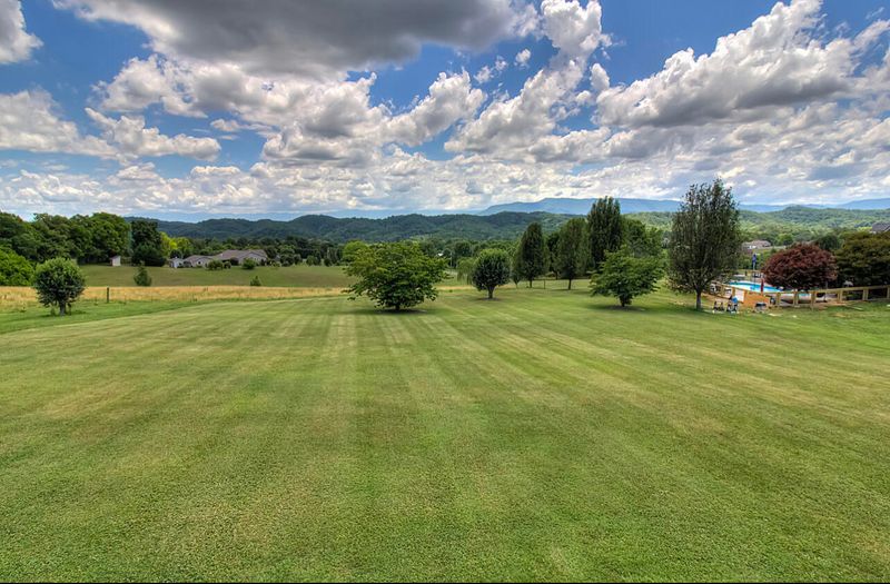2405 Oakview Ln, Sevierville, TN 37876