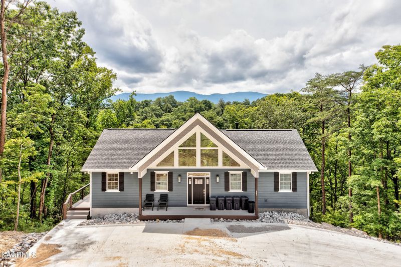 241 Cedar Cir, Jacksboro, TN 37757