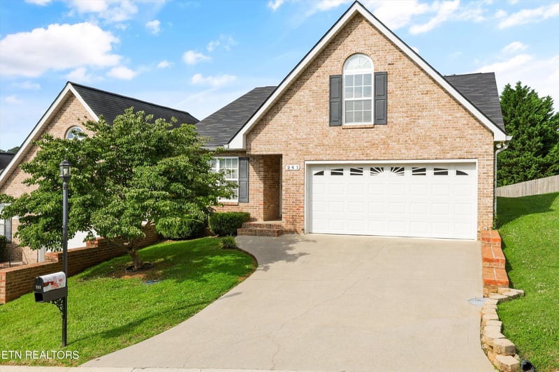 241 El Grande Ln, Lenoir City, TN 37771