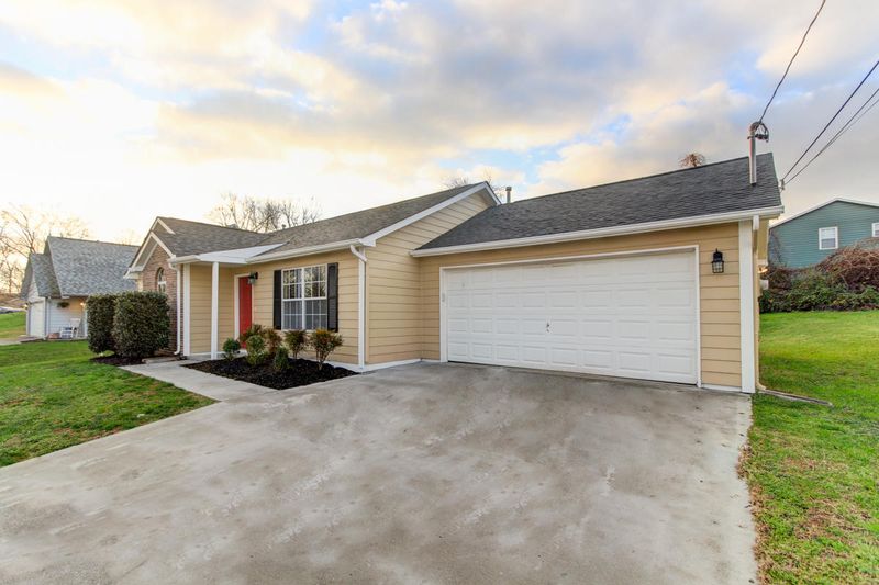 2411 Crestpark Rd, Knoxville, TN 37912