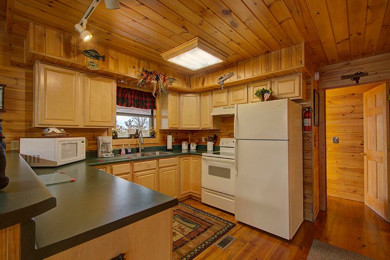 2411 Misty Shadows Dr, Sevierville, TN 37862