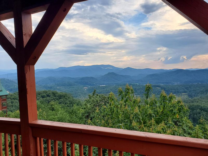 2412 Breezey Ridge Dr, Sevierville, TN 37876
