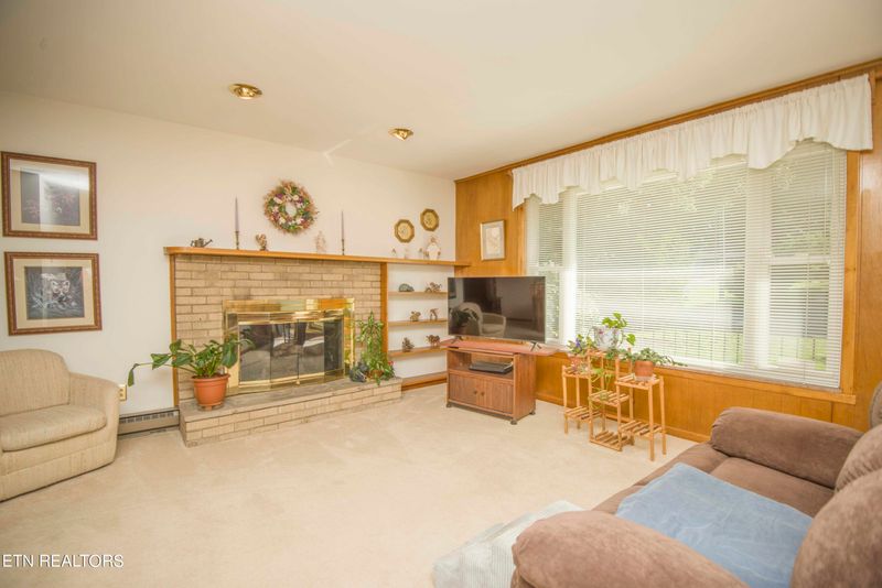 2412 Monterey Rd, Knoxville, TN 37912
