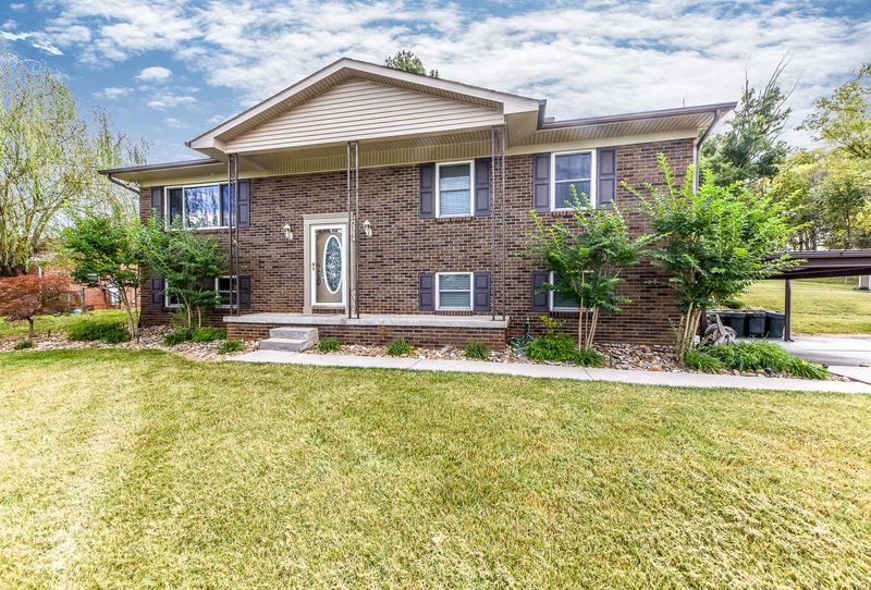 2413 Huckleberry Dr, Louisville, TN 37777