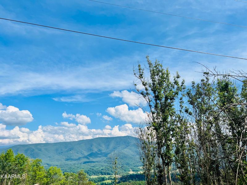 2414 Hatcher Mtn Rd, Pigeon Forge, TN 37862