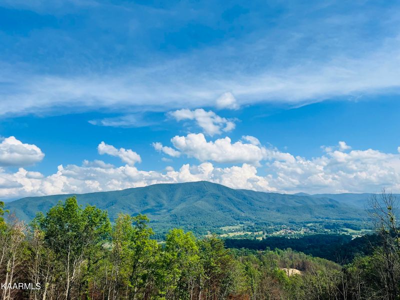 2414 Hatcher Mtn Rd, Pigeon Forge, TN 37862