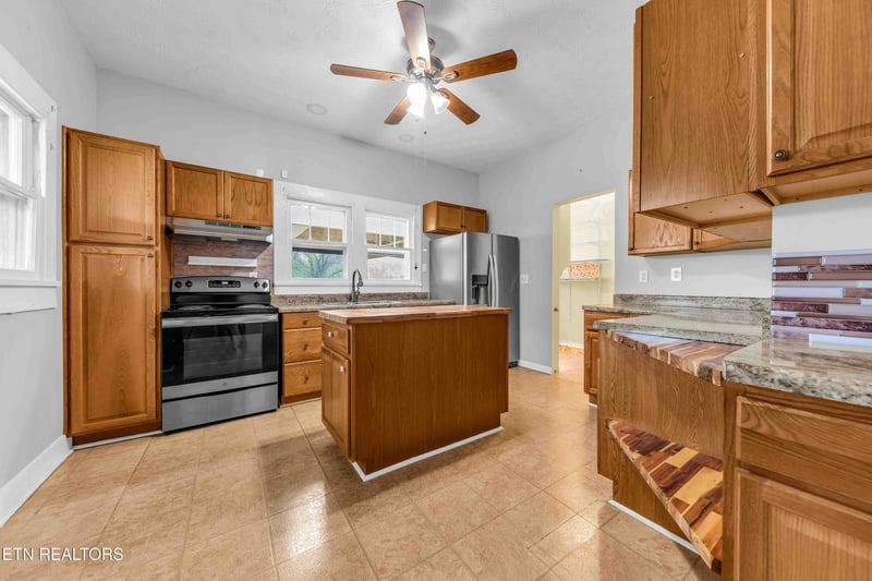 2415 Holbrook Dr, Knoxville, TN 37918
