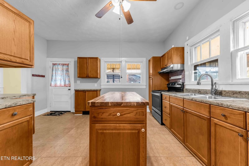 2415 Holbrook Dr, Knoxville, TN 37918