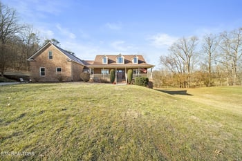 242 Columbus Dr, Lenoir City, TN 37771