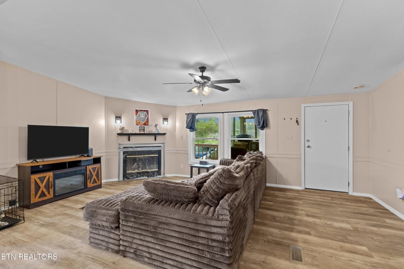 242 Cowan Ln, Lafollette, TN 37766