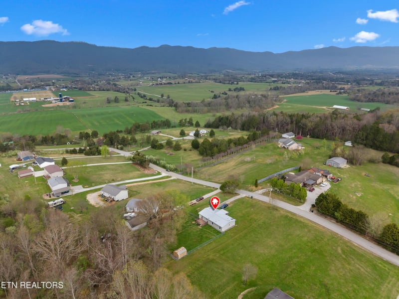 242 Cowan Ln, Lafollette, TN 37766