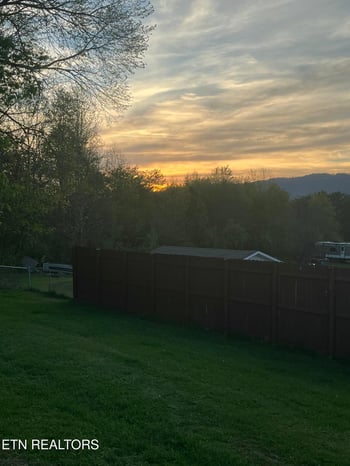 242 Cowan Ln, Lafollette, TN 37766