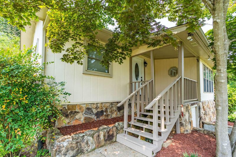 242 Outer Dr, Oak Ridge, TN 37830